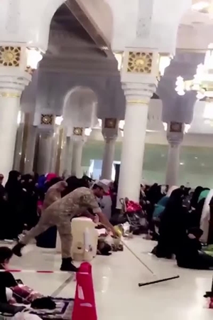 شاهد رد فعل رجل الأمن في الحرم المكي عند تسرب المياه